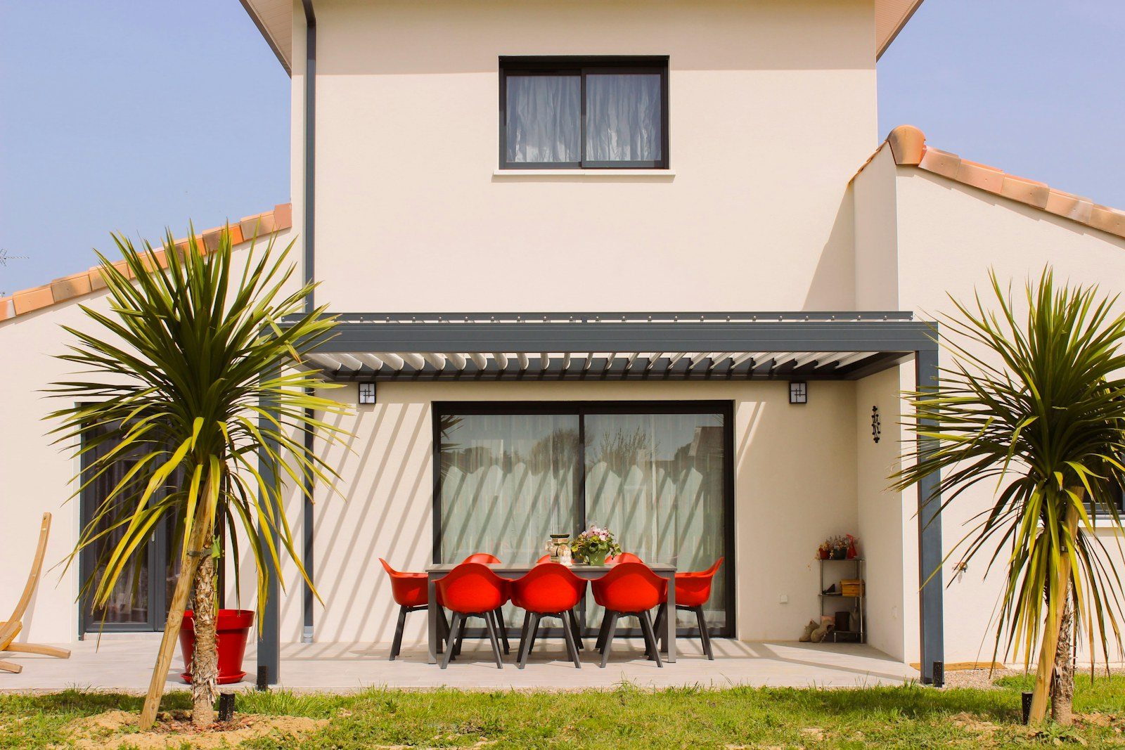 Pérgola adosada sobre una terraza junto a la vivienda como referencia para pérgolas