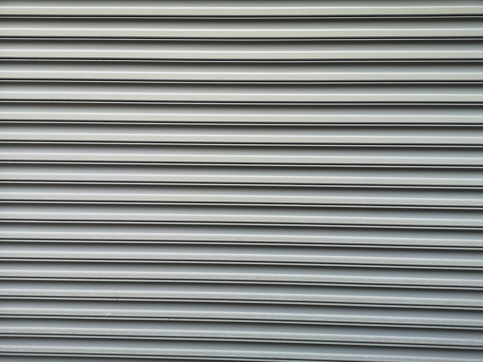Detalle de lamas horizontales de una persiana enrollable gris como referencia para persianas de aluminio